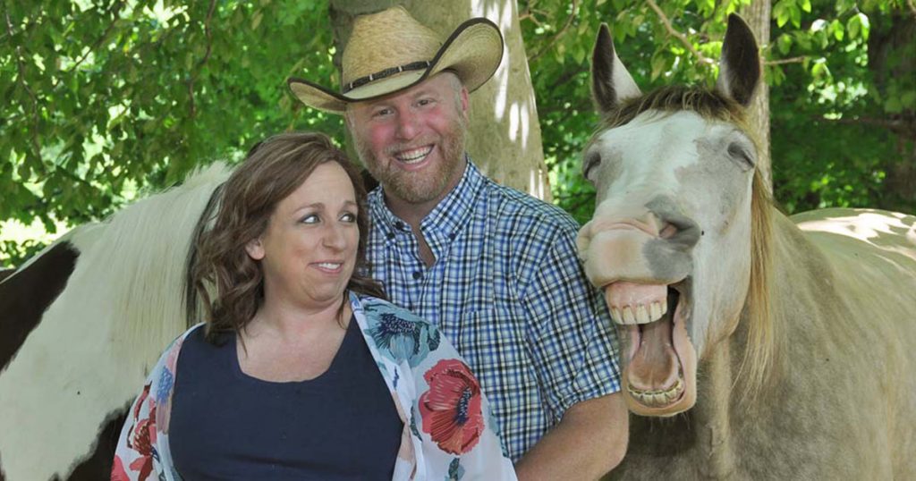 Cavalo rouba a cena em uma divertida sessão fotográfica de maternidade deste casal
