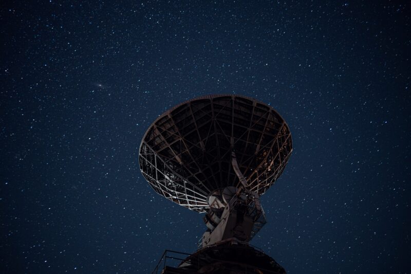 Uma fonte misteriosa envia sinais de rádio do espaço para a Terra há décadas