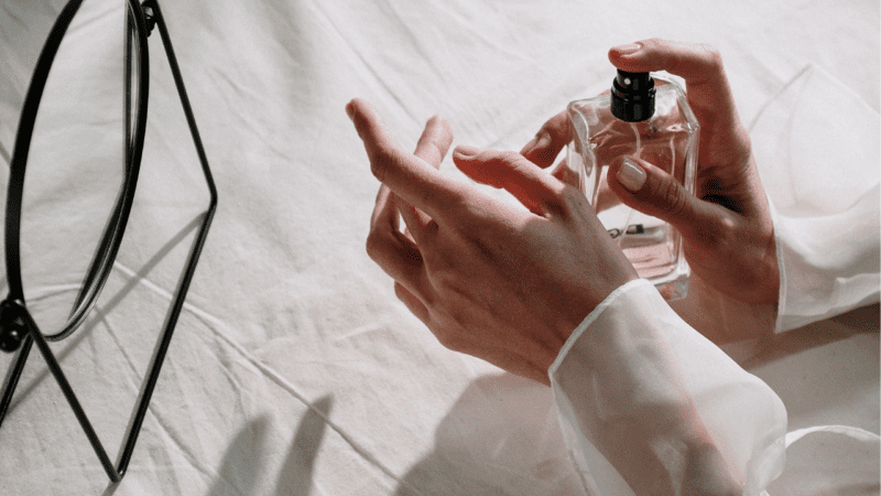 Perfumes poderosos e baratos com fragância amadeiradas para mulheres
