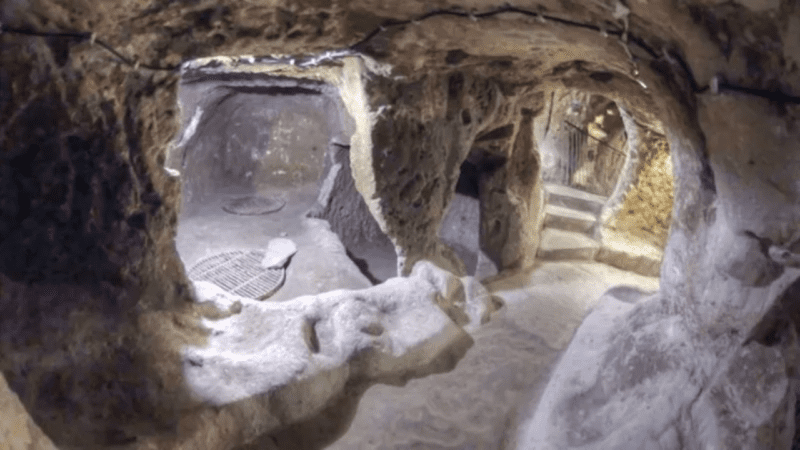 Homem derruba parede da sua casa e descobre uma cidade antiga subterrânea